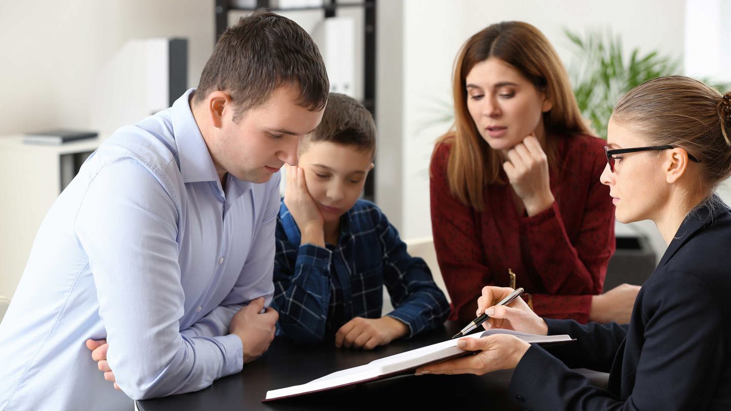 Familj i möte med tjänsteperson