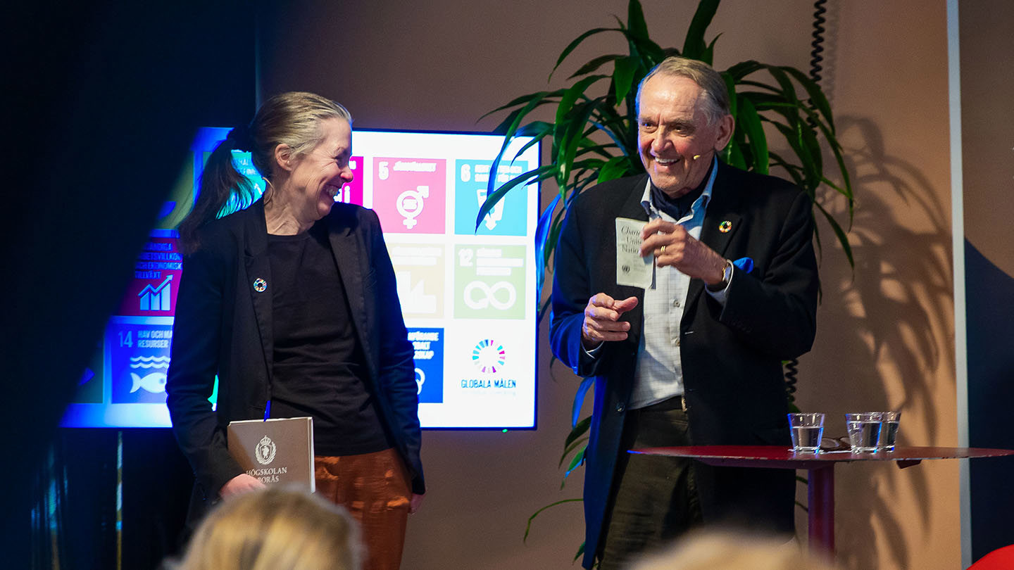 Birgitta Losman och Jan Eliasson, som håller upp FN-stadgarna i fickformat.