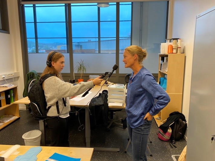 Karin Högberg intervjuas av reporter i P4 Sjuhärad. 