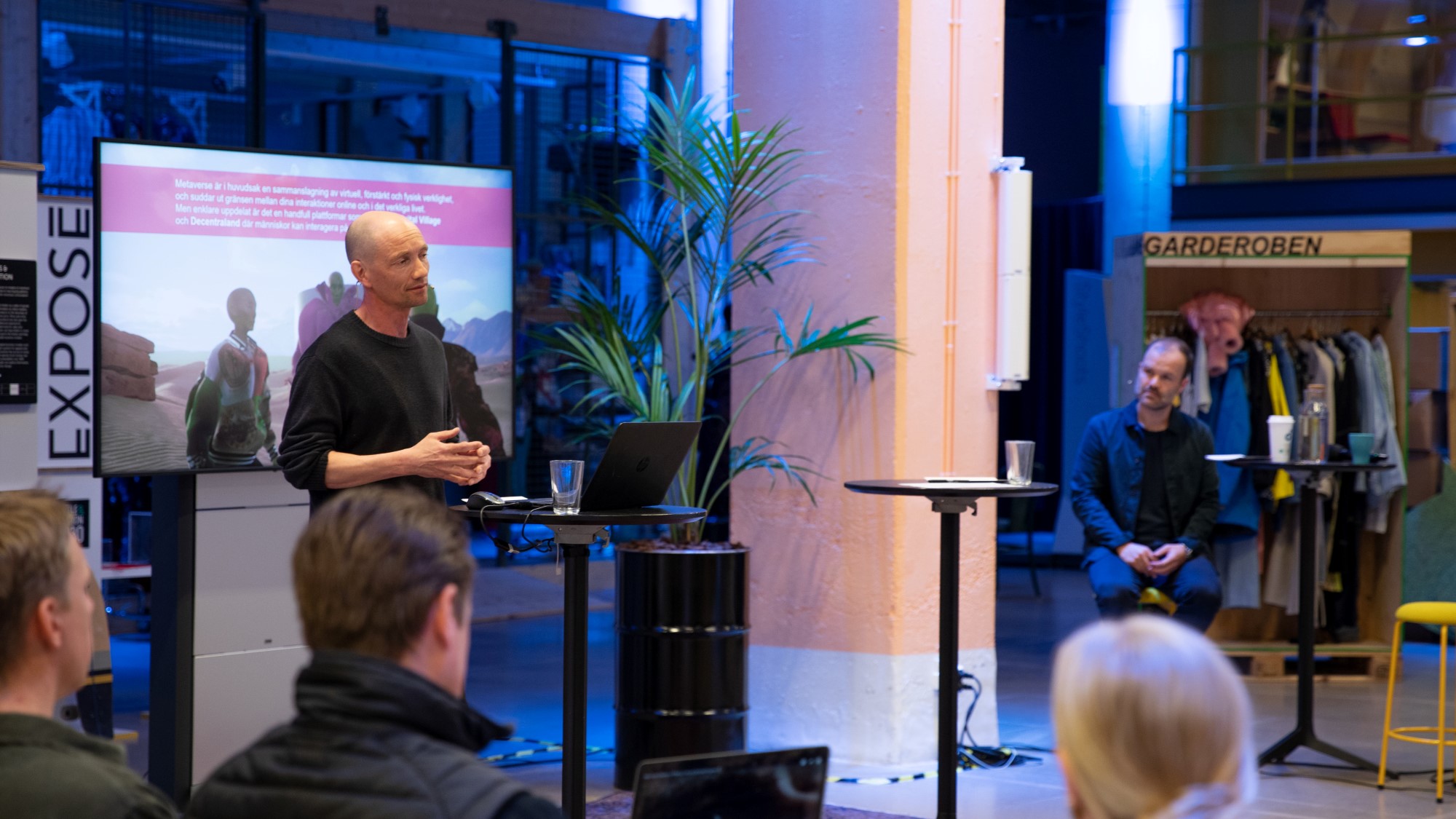 Erik Lindvall från Duringo Designstudio lyfte diskussionen om hur hållbart digitalt mode egentligen är.