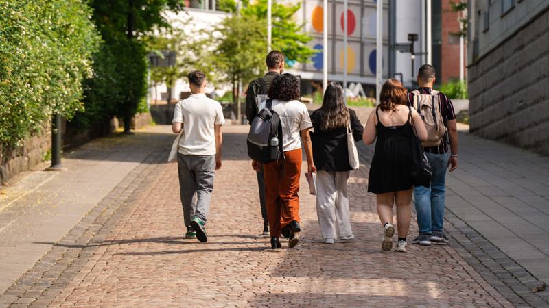 Studenter promenerar utanför Högskolan i Borås