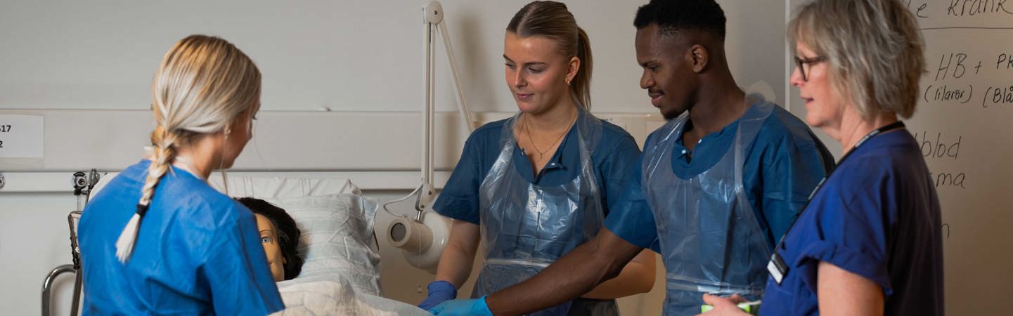 Sjuksköterskestudenter på kliniskt träningscentrum vid Högskolan i Borås